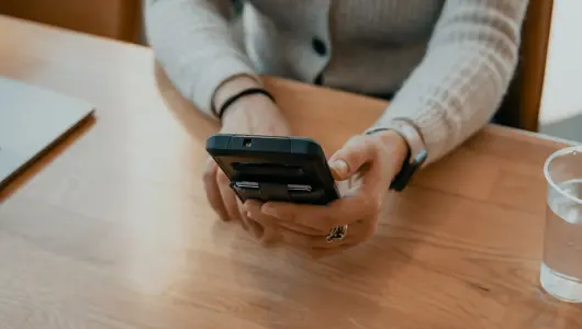 Seitwerk Hotel Uffing am Staffelsee Arbeit am Handy 530x300