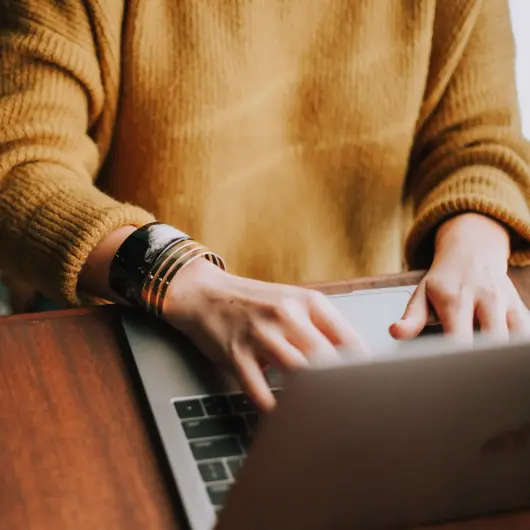 Seitwerk Hotel Uffing am Staffelsee Arbeit am Laptop 530x530