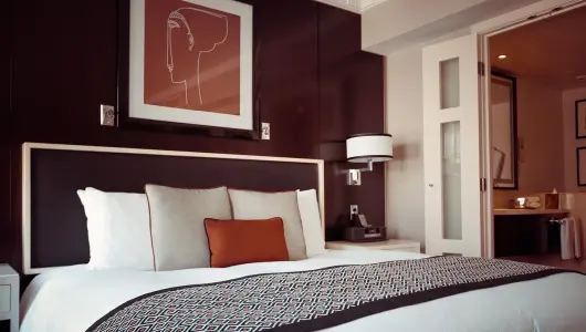 Seitwerk Hotel Uffing am Staffelsee Einzelzimmer mit roten Toenen 530x300