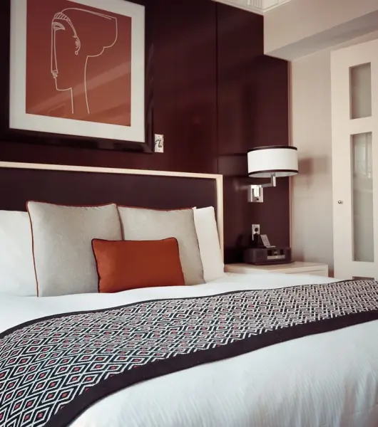 Seitwerk Hotel Uffing am Staffelsee Einzelzimmer mit roten Toenen 530x600