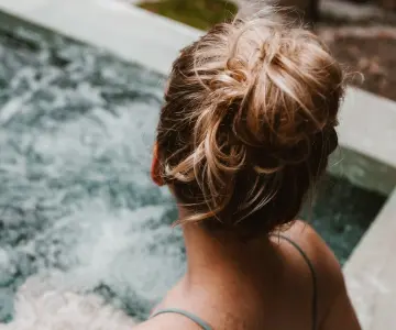 Seitwerk Hotel Uffing am Staffelsee Frau im Whirlpool 360x300