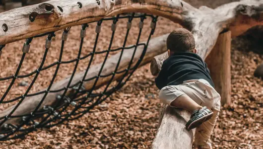 Seitwerk Hotel Uffing am Staffelsee Kleinkind Waldspielplatz 530x300