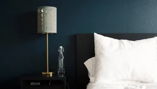 Seitwerk Hotel Uffing am Staffelsee Lampe neben Bett 530x300