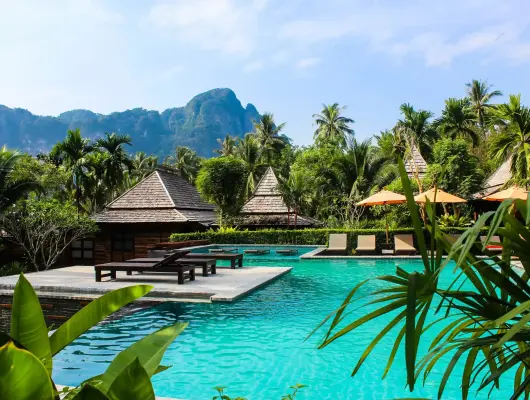 Seitwerk Hotel Uffing am Staffelsee Pool mit Palmen 530x400