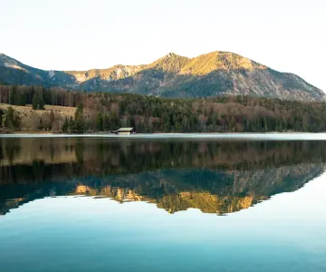 Seitwerk Hotel Uffing am Staffelsee See mit Bergkulisse 360x300