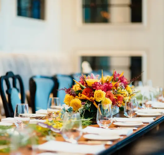 Seitwerk Hotel Uffing am Staffelsee Tafel mit Blumengesteck 530x500