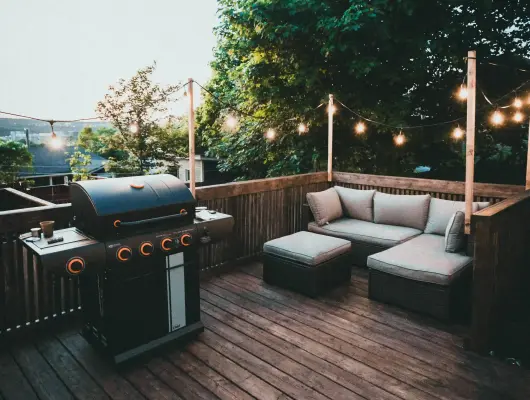 Seitwerk Hotel Uffing am Staffelsee Terasse mit Lichterkette 530x400