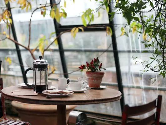 Seitwerk Hotel Uffing am Staffelsee Wintergarten mit gedecktem Tisch 530x400